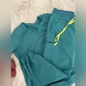 Figs Large Catarina 1 pocket top with Regular Large Zamora joggers.